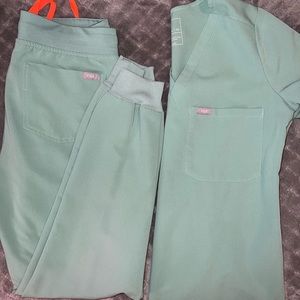FIGS XS Catarina One-Pocket Scrub Top & XS Zamora Jogger Scrub Pants